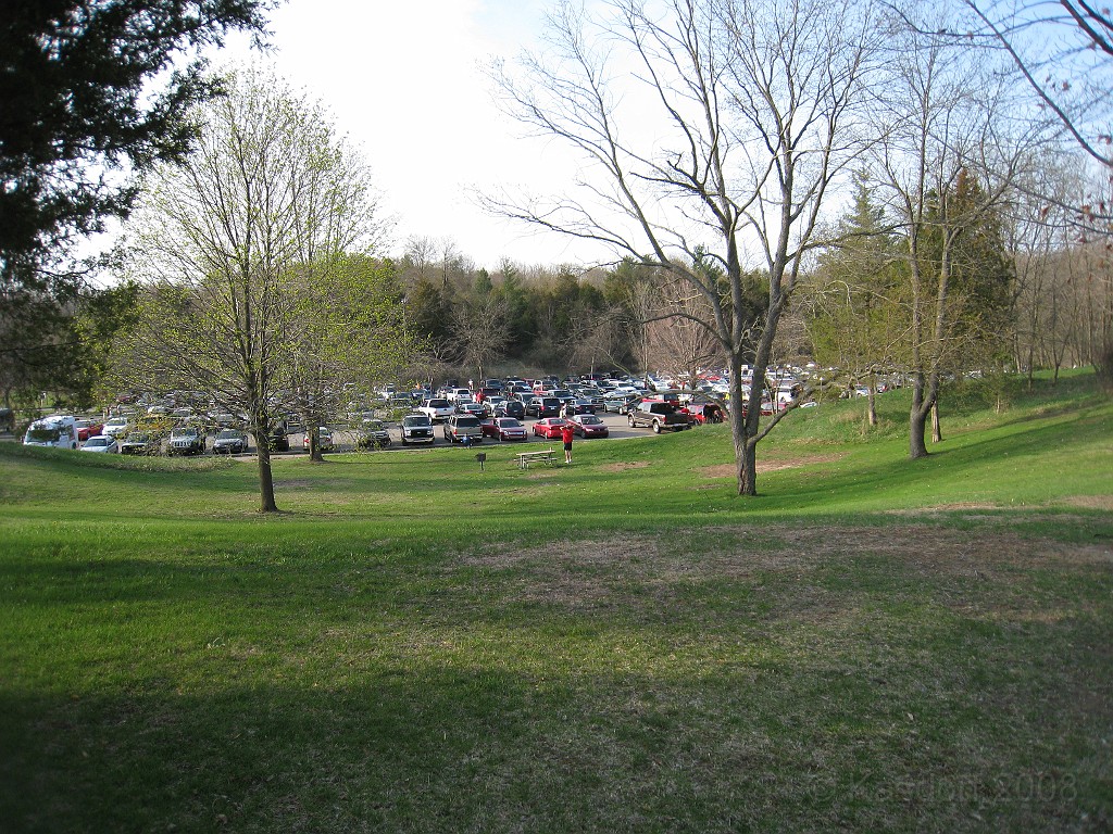 Road Ends 5M 09 0051.jpg - A little later the parking lot is full of cars.